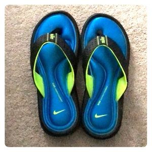 Nike memory foam size 5 flip flops